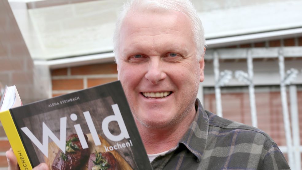 Gernold Lengert ist Vorsitzender der Auricher Jägerschaft – seine Begeisterung für Wildfleisch ist ansteckend. Foto: Böning