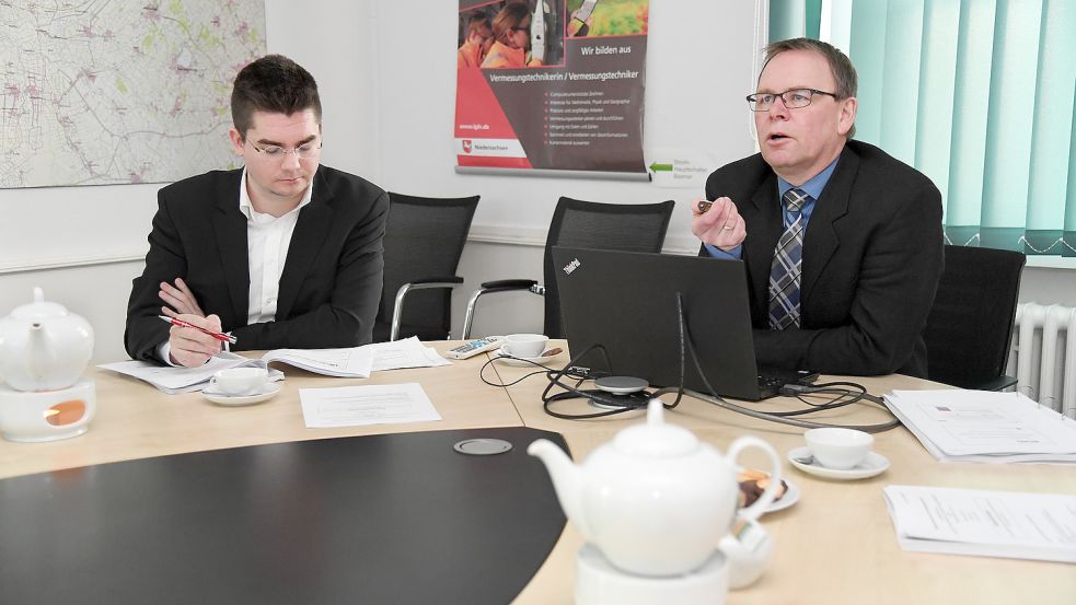 Martin Homes (rechts), Vorsitzender des Gutachterausschusses für Grundstückswerte in Aurich, und sein Stellvertreter Philipp Rulf haben den neuen Grundstücksmarktbericht für Ostfriesland vorgestellt. Foto: Ellinger