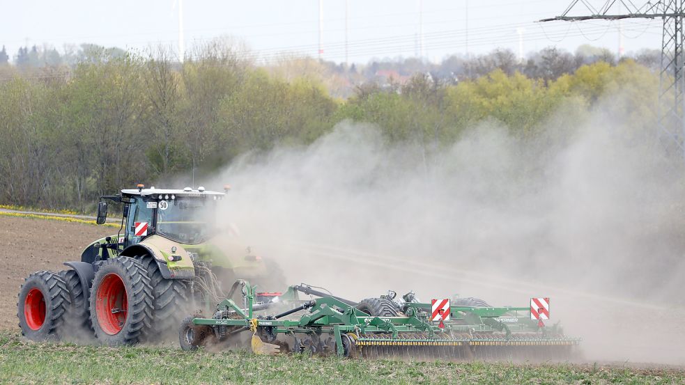 Auf dem Grundstücksmarkt für landwirtschaftliche Flächen in Ostfriesland wurde im vergangenen Jahr eher wenig Staub aufgewirbelt. Symbolfoto: Wüstneck/dpa
