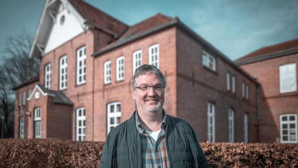Leinerstift-Vorstand Wolfgang Vorwerk vor dem 1865 fertig gestellten „Rettungshuus“, in dem das Leinerstift seine Wurzeln hat. Foto: Cordsen