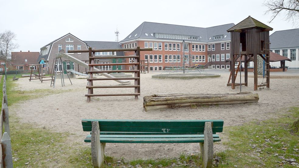 Einen Spielplatz gibt es an der Grundschule in Pewsum. Und bald vielleicht auch wieder die Möglichkeit, draußen im Sportunterricht zu laufen und zu springen. Foto: Wagenaar/Archiv