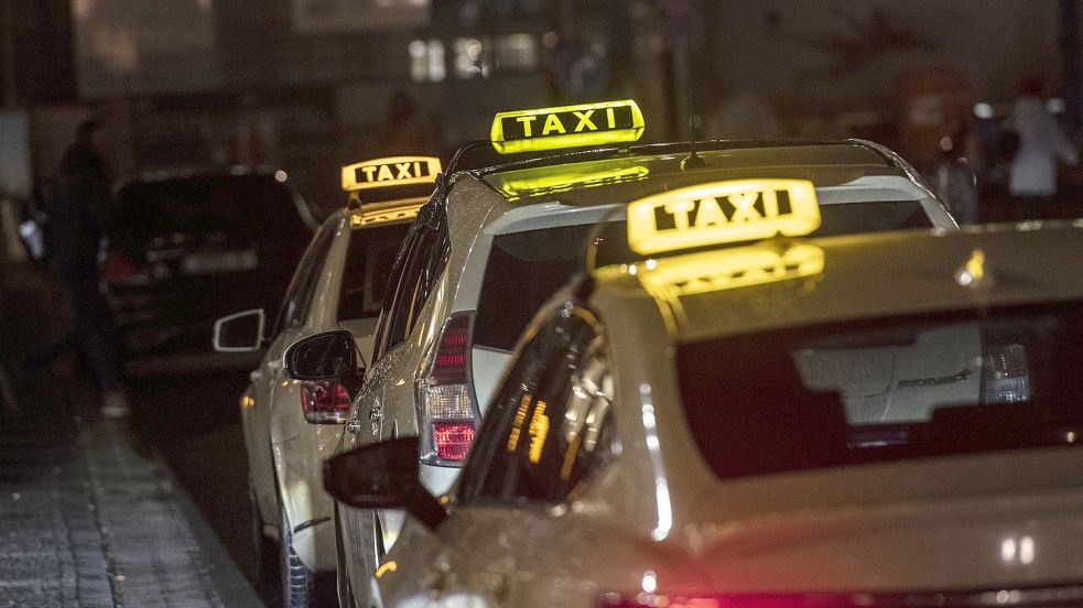Taxis warten auf Fahrgäste: In Emden ist es häufig andersherum. Grund dafür ist der Personalmangel. Symbolfoto: Paul Zinken/dpa
