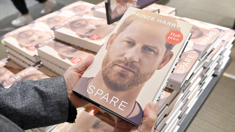 In seinem Buch „Reserve“ (engl. „Spare“) spricht Prinz Harry über die Nacht mit einer „älteren Frau“. Foto: IMAGO IMAGES/Cover-Images