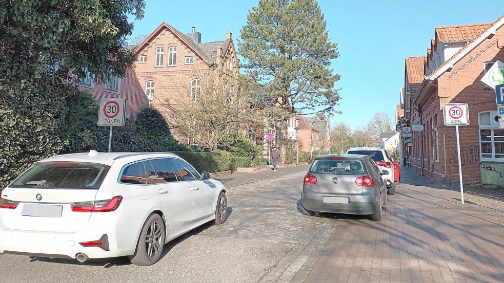 Der Klassiker des aufgesetzten Parkens: In der Leeraner Bergmannstraße parken Autos zum Teil auf dem Gehweg, um Platz für den fließenden Verkehr zu schaffen. Auf dem Gehweg wird es allerdings dadurch ziemlich eng. Foto: Mielcarek