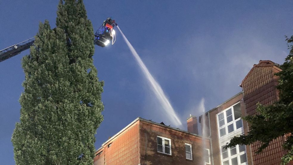 Über Stunden kämpfen Feuerwehrleute im vergangenen Juli gegen die Flammen in einem Wohnblock am Taxusweg. Foto: Harms/Archiv