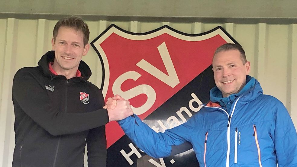 Hoffen auf eine erfolgreiche Zusammenarbeit: Jörn Janssen (links), der künftig im Hintergrund beim SV Holtland arbeiten wird, und der neue Trainer Stefan Marx. Foto: Herzog