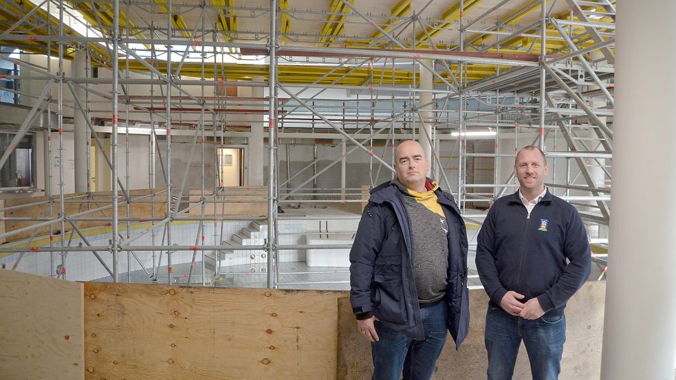 Wolfgang Lübben (links) und Bernd Janssen führten unsere Redaktion auf der Baustelle herum. Foto: Hillebrand