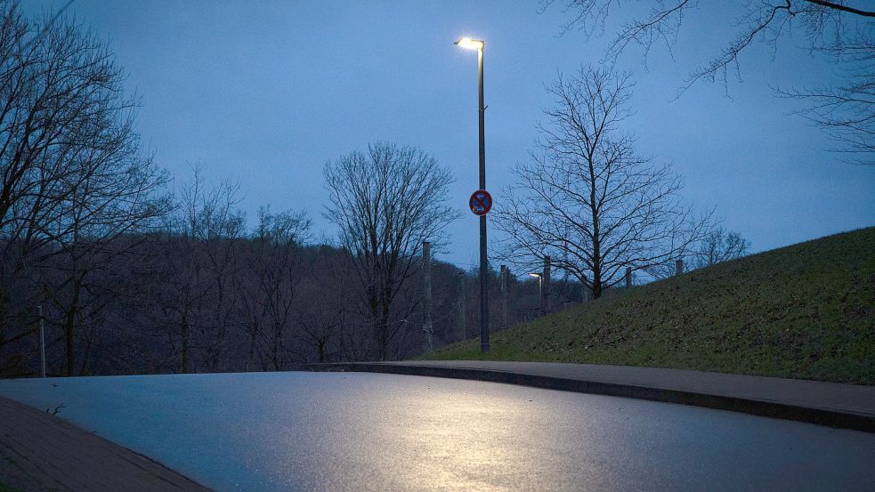 Rund 30 erst knapp drei Jahre alte Straßenlaternen werden am Sielweg ausgetauscht. Was soll mit ihnen passieren? Symbolfoto: Archiv