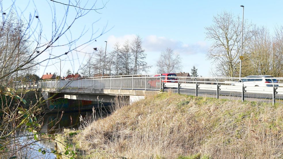 Damit die Brücke entfernt werden kann, müssen zunächst die Arbeiten an der B210 abgeschlossen sein. Foto: Wagenaar