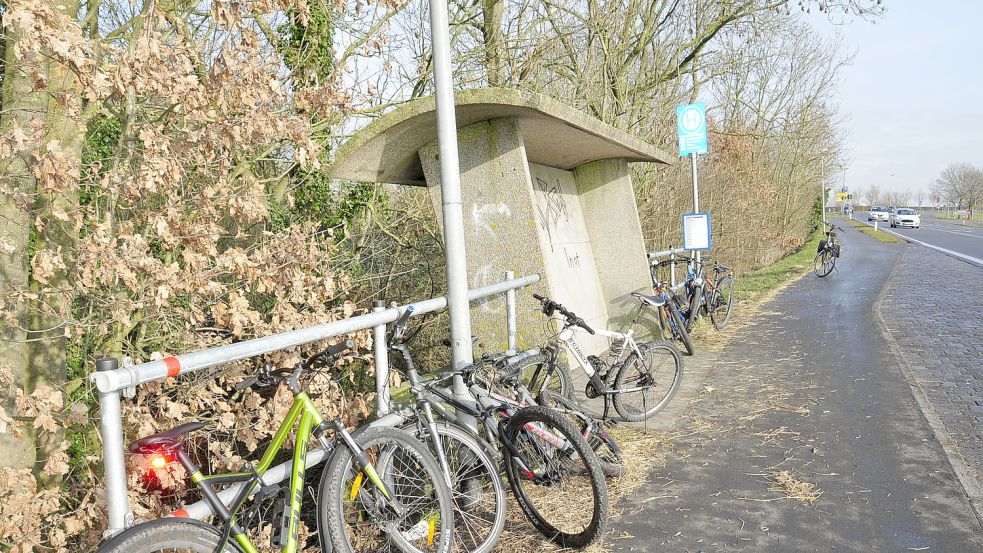 Mächtig Schieflage hat schon seit längerer Zeit das Buswartehäuschen an der Emsstraße in Bingum. Bald soll es dort einen graden und modernen Unterstand geben, allerdings an einem anderen Standort. Foto: Wolters