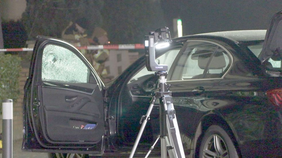 Spurensicherung am Tatort Moltkestraße: In der Seitenscheibe der Fahrerseite klafft ein Loch, sie ist zudem zersplittert. Foto: Nonstopnews