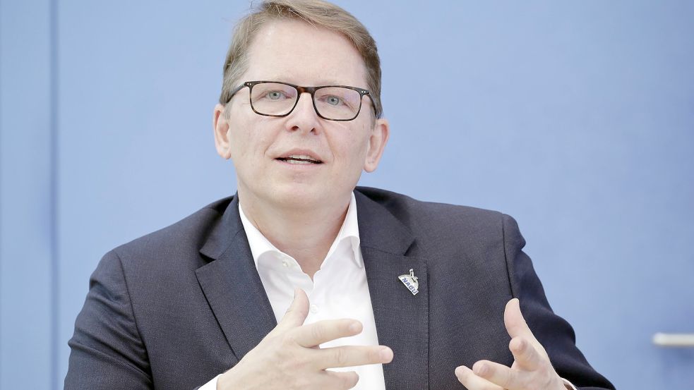 Kritisiert die Pläne der Bundesregierung zum Ausbau der Windenergie in Deutschland: Nabu-Präsident Jörg-Andreas Krüger. Er sagt, Bundeswirtschaftsminister Robert Habeck und Steffi Lemke (beide Grüne) würden den Artenschutz schwächen. Foto: Imago Images/Reiner Zensen
