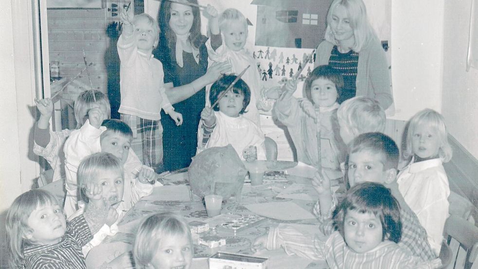 Eine der ersten Gruppen im Kinderschutzhaus in Leer 1974 – mit den Erzieherinnen Aliye Gülseren (hinten links) und Antje Hoss (hinten rechts). Foto: Archiv