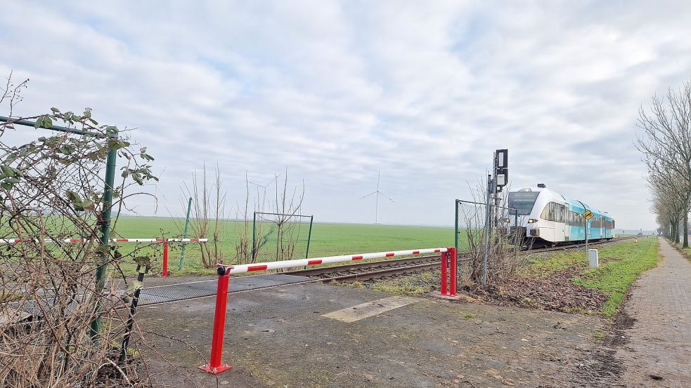 Der Radweg neben der Bahnlinie in Charlottenpolder wird erneuert. Dieser private Bahnübergang wird abgebaut. Foto: Gettkowski