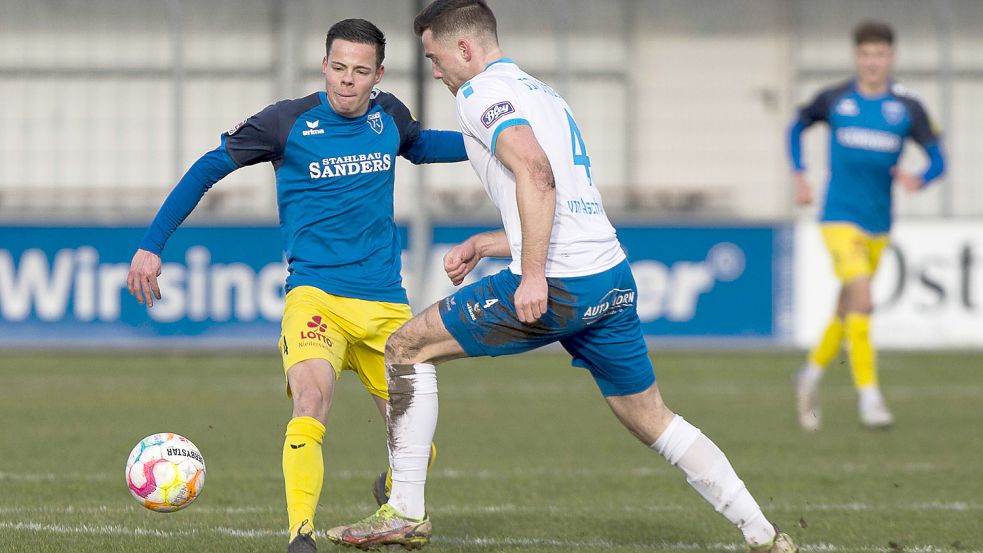 Die Fußballer von Kickers Emden (links Rico Cordes) reisen am Sonntag nach Norderstedt. Foto: Doden/Emden