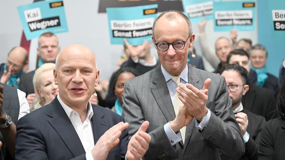 Zufrieden: Kai Wegner, (links) Spitzenkandidat der Berliner CDU, und Friedrich Merz, CDU-Bundesvorsitzender, können sich über das Berliner Wahlergebnis freuen. Foto: dpa/Britta Pedersen