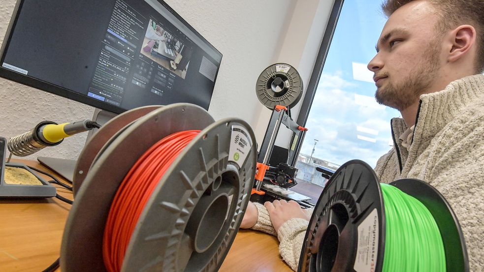 Als Softwareentwickler arbeitet Philip Schulzendorff vor allem projektbezogen. Foto: Ortgies