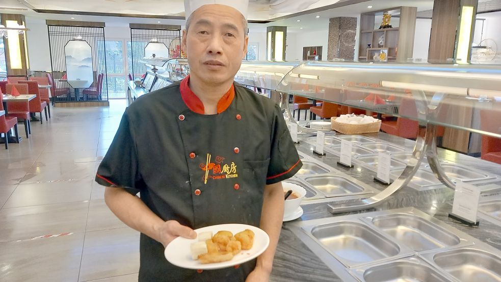 Bei diesem Teller, den der Rhauderfehntjer Restaurant-Inhaber Da Fang Ye zeigt, droht kein Bußgeld in Höhe von zehn Euro. Foto: Scherzer