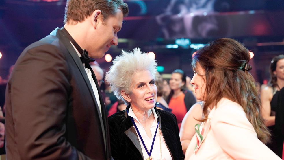 SPD-Chef Lars Klingbeil beweist als Büttenredner Selbstironie, FDP-Frau Marie-Agnes Strack-Zimmermann lacht lieber über Friedrich Merz. Foto: Imago