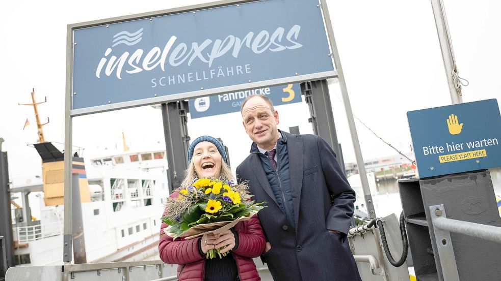 Bettina Göschl, Taufpatin und Autorin, und Carl-Ulfert Stegmann, Vorstandsvorsitzender der AG Reederei Norden-Frisia, stehen am Anleger der neuen Fähre ,,Inselexpress 1". Foto: DPA