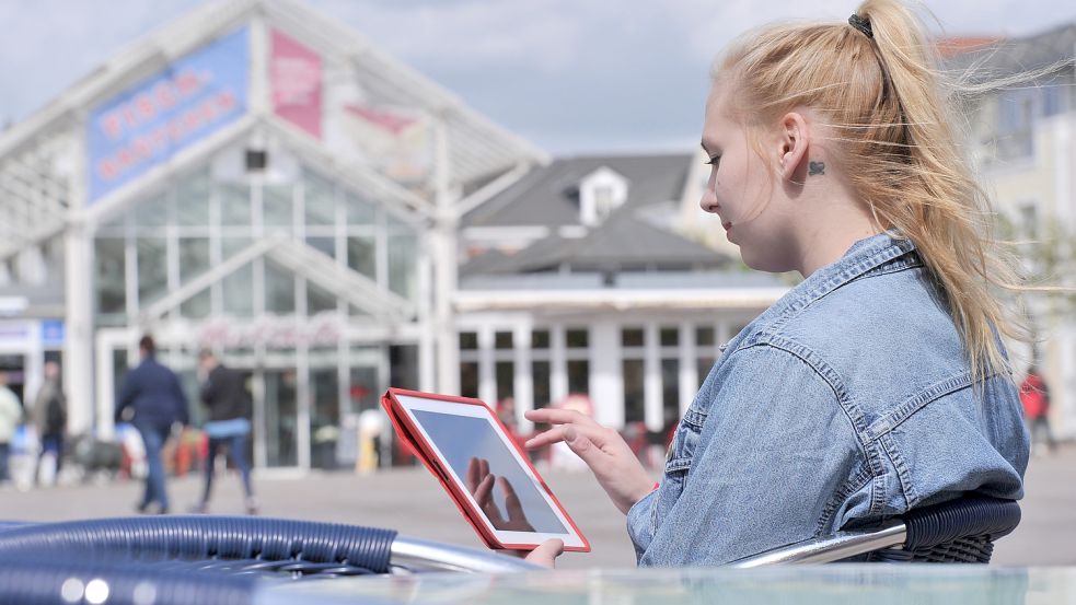 Auf dem Auricher Marktplatz kann kostenlos im Internet gesurft werden. Doch das reicht der Verwaltung nicht. Archivbild: Ortgies