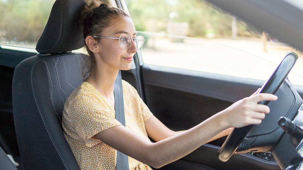 Das Tragen einer Brille muss im Führerschein vermerkt sein. Foto: imago-images/Addictive Stock