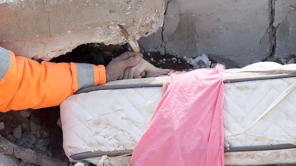 Ein Bild geht um die Welt: Ein Vater hält die Hand seiner toten Tochter im Erdbebengebiet. Foto: AFP/Adem Altan