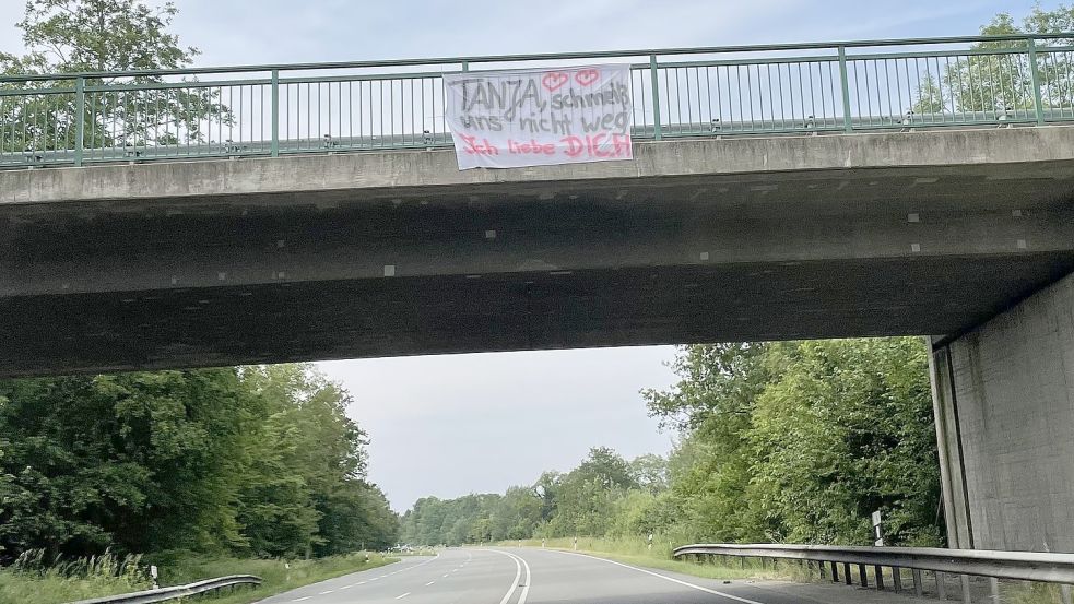 Wer die beiden Bettlaken an einer Brücke der Bundesstraße 72 zwischen Strücklingen und Hesel aufgehängt hat, ist nicht bekannt. Foto: privat