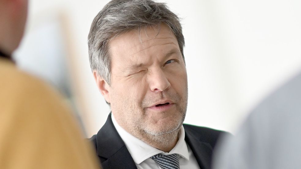 Bundeswirtschaftsminister Robert Habeck erntet für seine Pläne zum Ausbau der Windenergie in Deutschland teils heftige Kritik von Umweltschützern. Foto: dpa