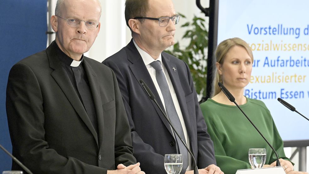 Franz-Josef Overbeck (l-r), Bischof des Bistums Essen, Klaus Pfeffer, Generalvikar, und Christiane Gerard, Leiterin Personal, nahmen an der Pressekonferenz zur Vorstellung der Studie zur «Wissenschaftlichen Aufarbeitung sexualisierter Gewalt im Bistum Essen von 1958 bis heute» vor. Foto: dpa