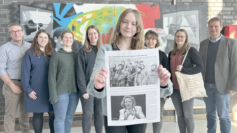 Romy Kleemann (vorne) geht auf das Max-Windmüller-Gymnasium in Emden. Beim Projekt „Zweitzeugen“ hat sie Kontakt zu einer Holocaust-Überlebenden aufgenommen. Foto: Heinig