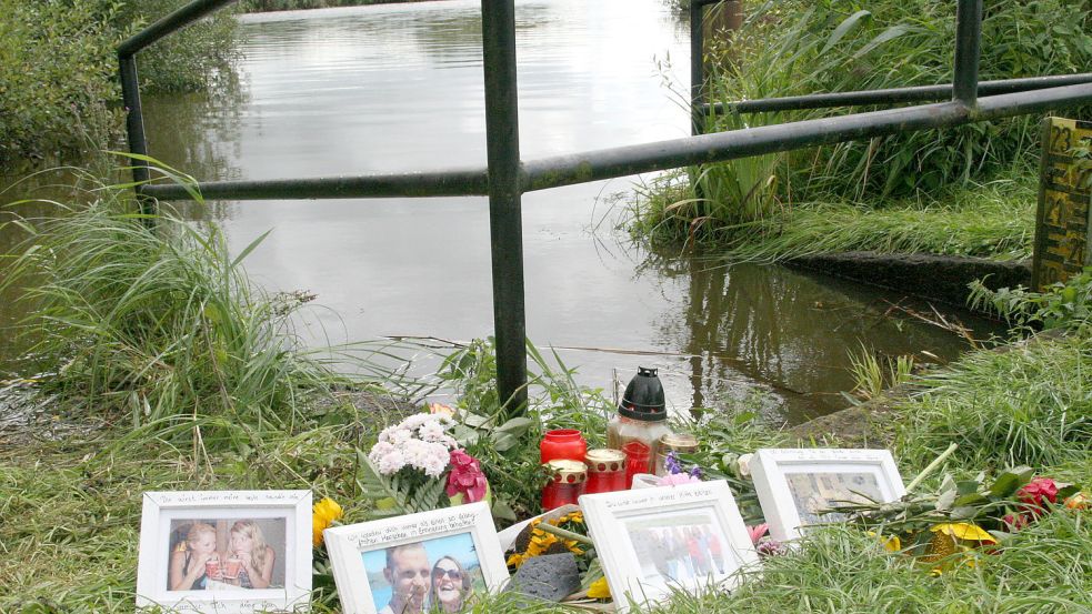 Am Ufer in der Nähe der Unglücksstelle wurden vor fast sieben Jahren Blumen, Fotos und Gestecke niederlegt. Bis heute ist das Unglück juristisch nicht aufgearbeitet worden. Foto: Passmann