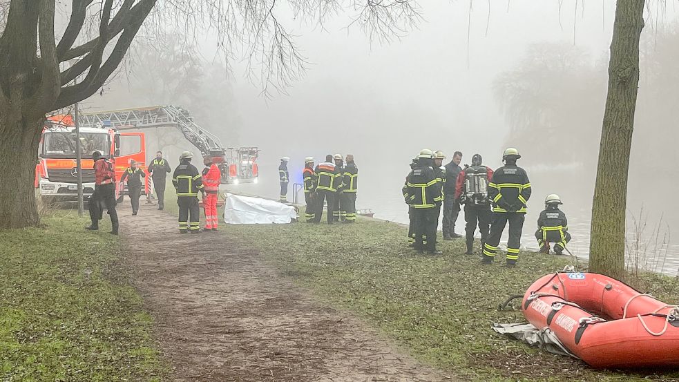 Die Feuerwehr rückte mit einem Großaufgebot an und zog die Leiche aus dem Wasser Foto: BlaulichtNews