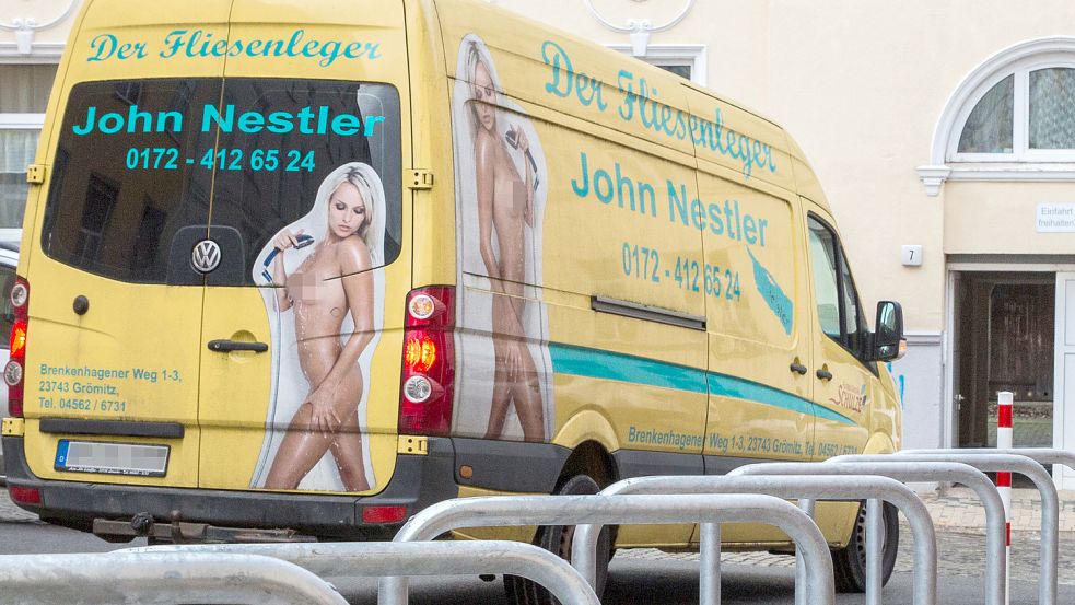 Der Fliesenleger hat sein Auto inzwischen zwar verkauft, aber der Käufer hat die Werbebotschaft auf dem Transporter gelassen. Foto: Marco Dittmer-Thielcke
