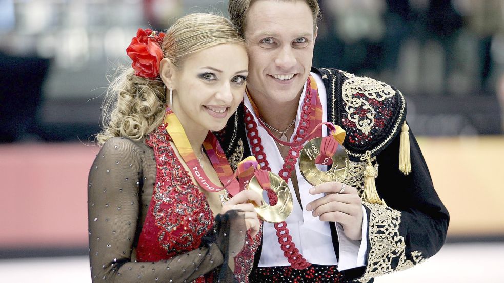 Ein Bild aus glücklicheren Tagen: Der Eiskunstläufer Roman Kostomarow (rechts) und seine Partnerin Tatiana Navka gewinnen die Goldmedaille bei den Olympischen Winterspielen 2006 in Turin. Foto: imago images/Schreyer