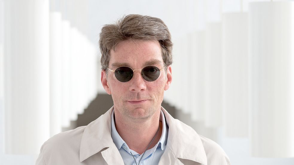 Marco Goecke, Ballettdirektor der Staatsoper Hannover, steht im Foyer der Staatsoper. Goecke ist nach einer Hundekot-Attacke auf eine Journalistin suspendiert worden. Er erhielt auch ein Hausverbot. Foto: Christophe Gateau/dpa