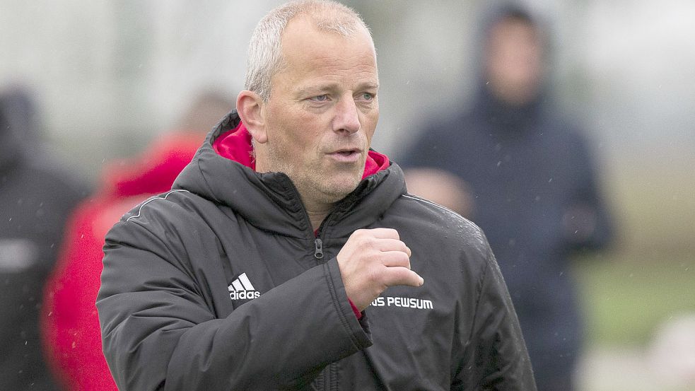 Trainer Bernd Buß bleibt dem TuS Pewsum auch in der kommenden Spielzeit erhalten. Archivfoto: Doden/Emden