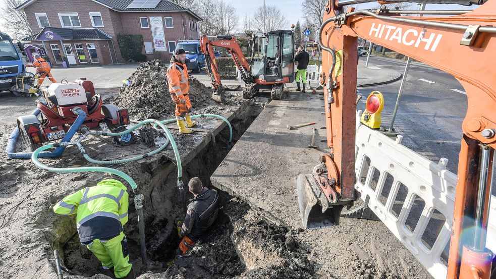An der Hauptwasserleitung in Veenhusen laufen die Arbeiten in etwa zwei Meter Tiefe. Dazu musste der Asphalt aufgeschnitten werden. Foto: Ortgies