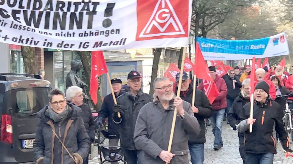 Etwa 80 Gewerkschafterinnen und Gewerkschafter beteiligten sich am jüngsten Demonstrationszug der IG Metall in Emden. Foto: H. Müller
