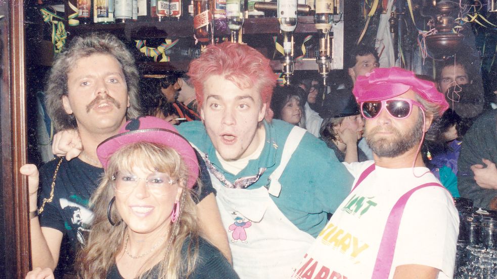 Gut gelaunt bei einer der ersten Pappnasenbälle: (von links) Thekenkraft Michael Schwarzenberg, "Kulissen"-Wirtin Rita Tennhoff, Holger Nieberg und "Kulissen"-Wirt Hans-Georg "Schorsch" Tennhoff. Foto: Privat