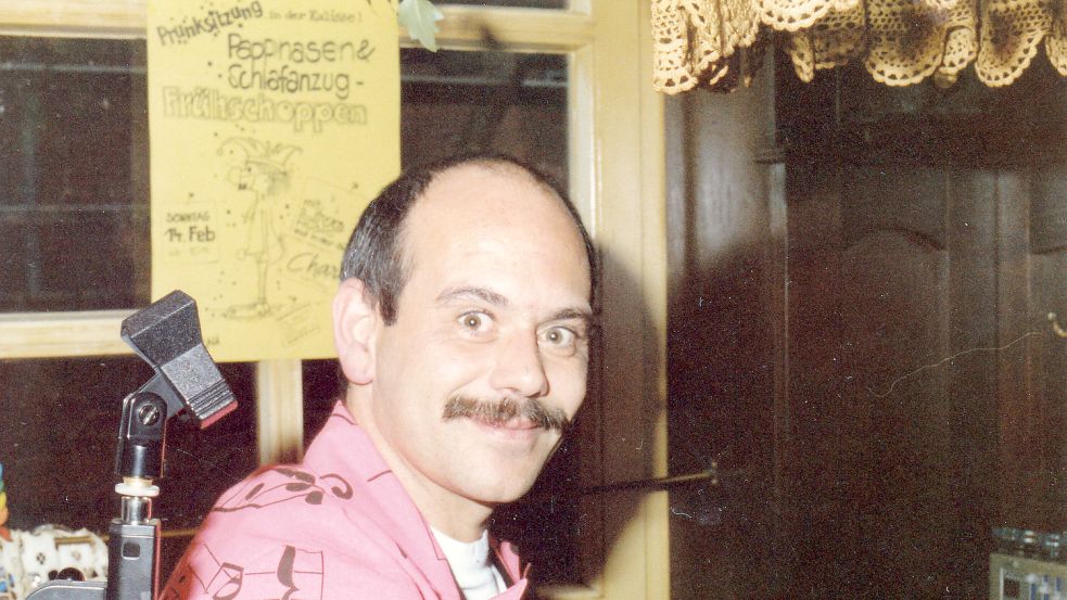 Arno Steeneken legte bei der Premiere des "Pappnasenballs" am 14. Februar 1988 die Musik auf. Im Hintergrund ist das erste Plakat zu sehen. Foto: Privat