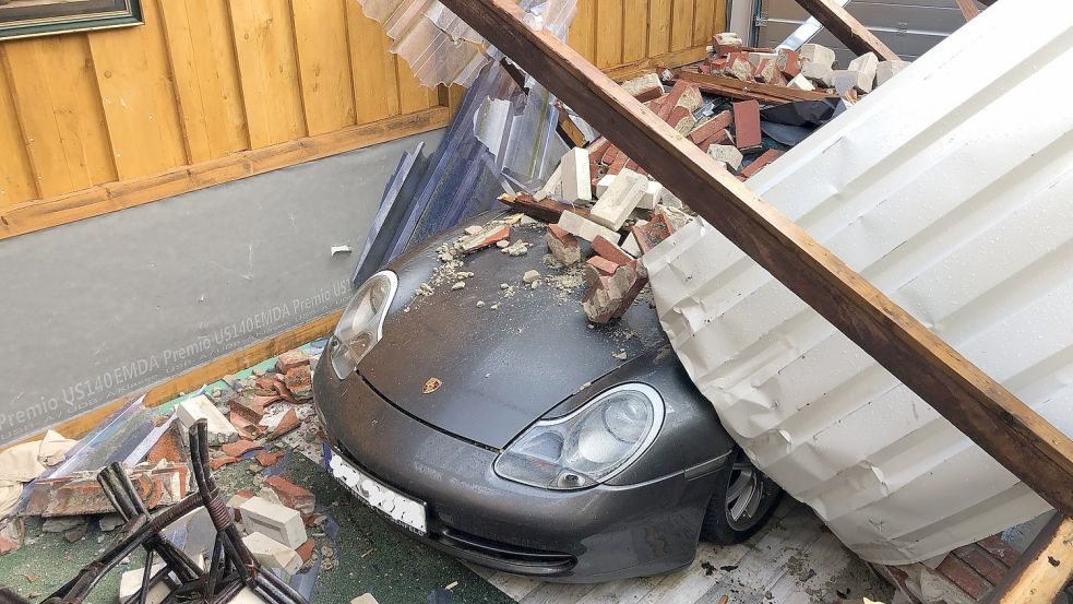 Das Orkantief „Zeynep“ riss in Eversmeer einen Garagengiebel ab. Er stürzte auf einen Porsche. Foto: Fäustel