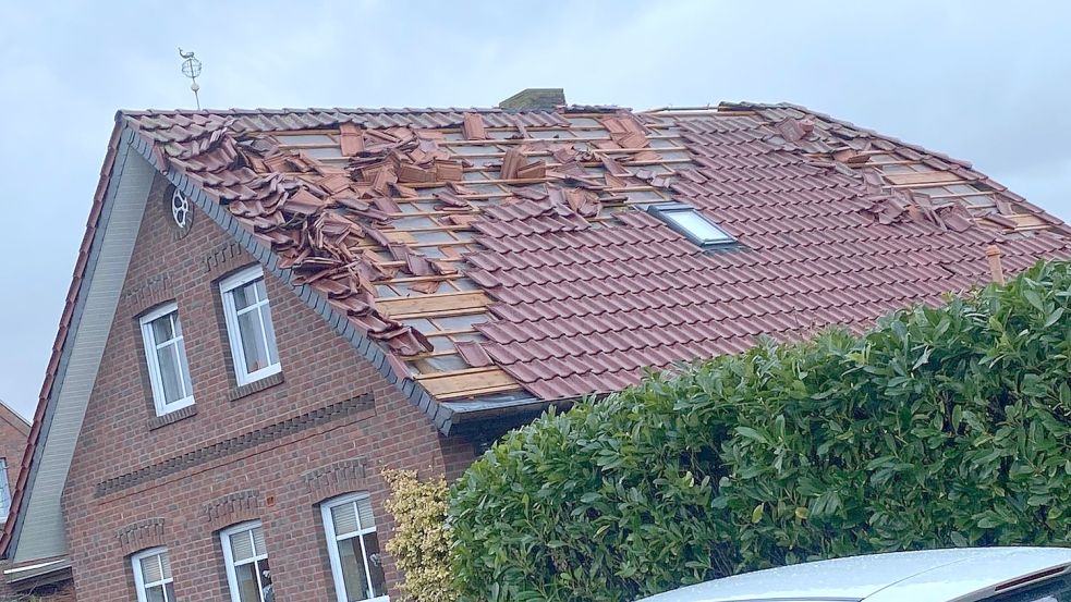 Vor allem dieses Haus am Ubbo-Jacobs-Ring wurde Anfang Februar stark in Mitleidenschaft gezogen. Foto: Dachdecker Winterland