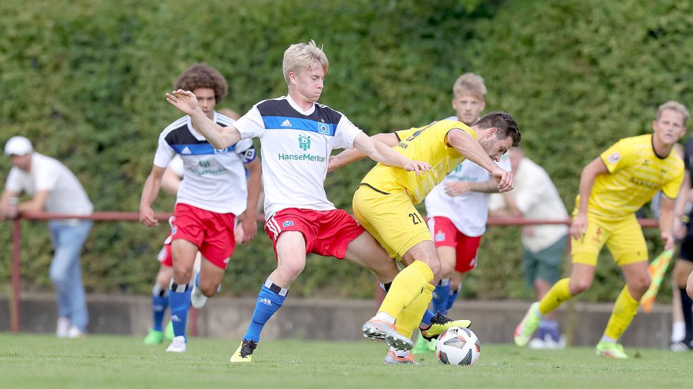 Im Hinspiel lag Kickers (am Ball Tido Steffens) nach 20 Minuten mit 0:4 zurück, verlor am Ende 1:6. Diesmal wollen die Emder die Partie gegen die Hamburger Reserve spannender gestalten – und für eine Überraschung sorgen. Foto: Schwarz