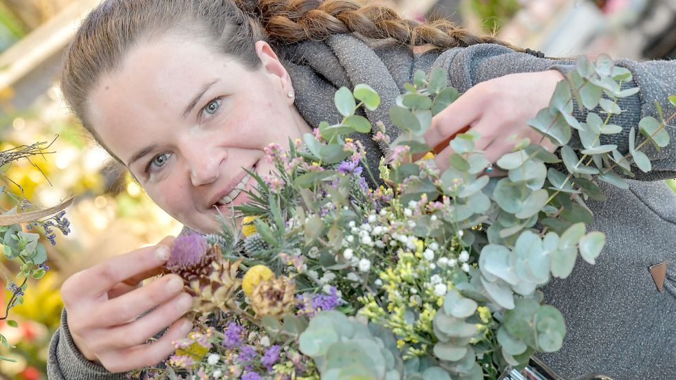 Disteln, Artischocken, Eukalyptus, Schleierkraut und Strandflieder: Diese Pflanzen kann man bei Carolin Plöger in Leer frisch kaufen und zu Hause gut trocknen lassen. Fotos: Ortgies