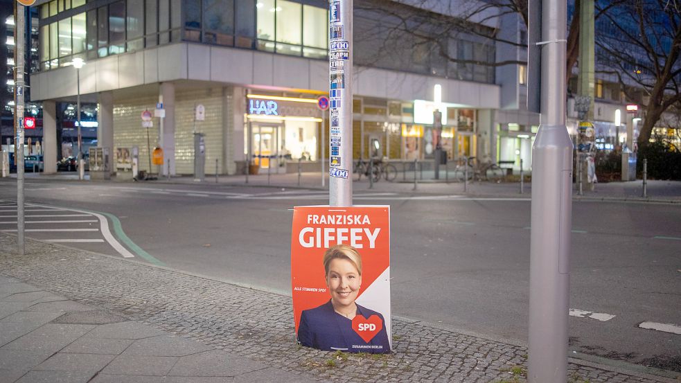 Armes Berlin! Selbst in Reichweite von Kindern gehängte Giffey-Plakate bleiben ohne Bart. Foto: imago-images/Dirk Sattler