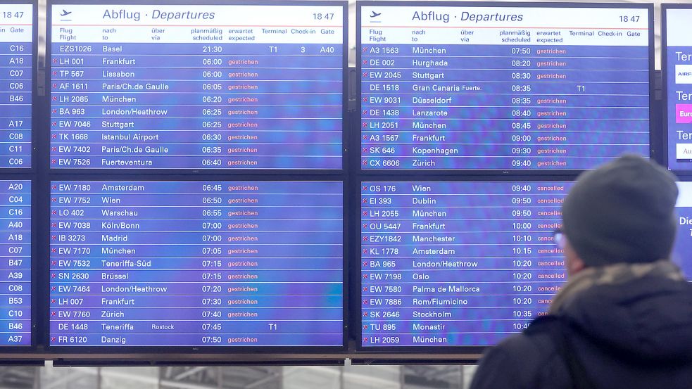 Zahlreiche große Flughäfen sind durch einen Warnstreik lahmgelegt. Kaum etwas fliegt dort noch. Foto: Bodo Marks/dpa