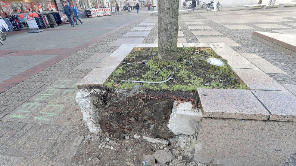 Ein Teil der Betonummantelung ist auf dem Auricher Marktplatz bereits entfernt worden. Foto: Ortgies