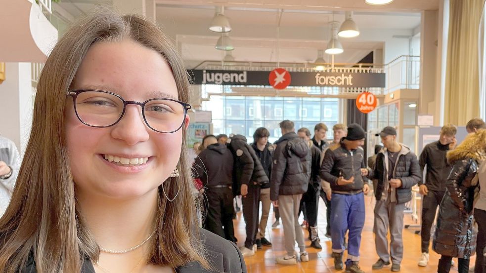 Nele Drüner steht im Foyer der BBS II Emden beim Regionalentscheid des Wettbewerbs „Jugend forscht“. Fotos: Päschel