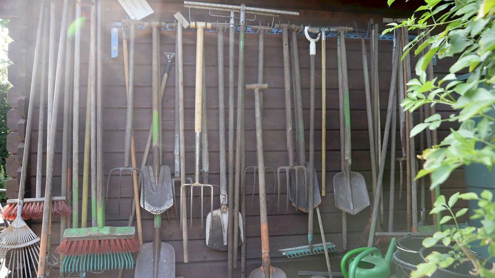 Ganz ohne Plastik ist Gartenarbeit wohl nicht möglich – aber mit Holzstielen kommt man dem Ziel nahe.Foto: Lüppen